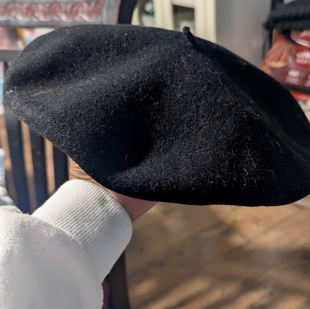 Black Traditional Basque Beret - Picture 5 of 5